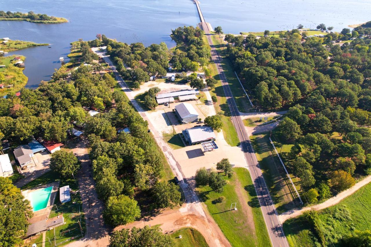 Axtons Bass City Lake Front Resort Emory Exteriör bild